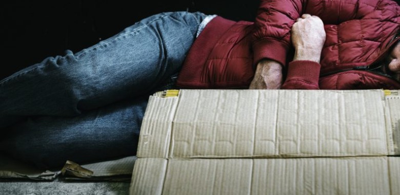 bezdomny-spi-na-mrozie-768x376.jpg